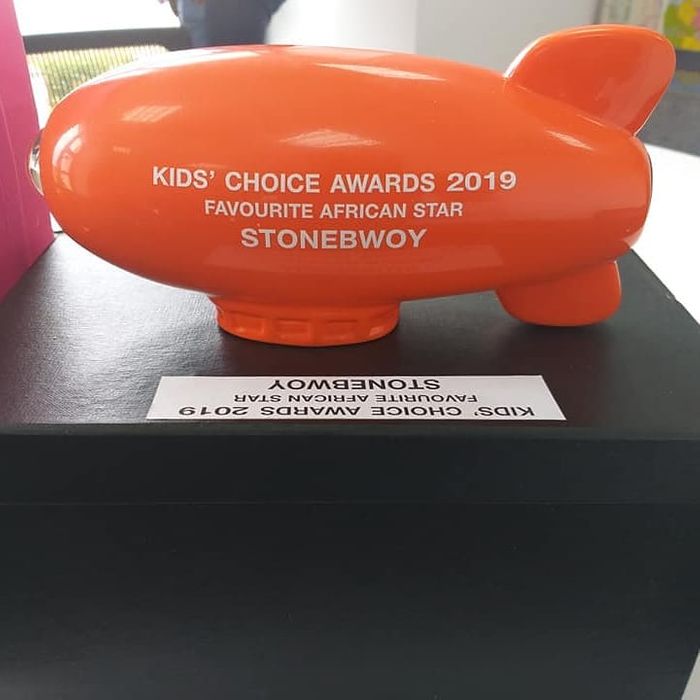 PHOTOS: Stonebwoy Finally Gets His Award Plaque For Winning 'Favourite ...